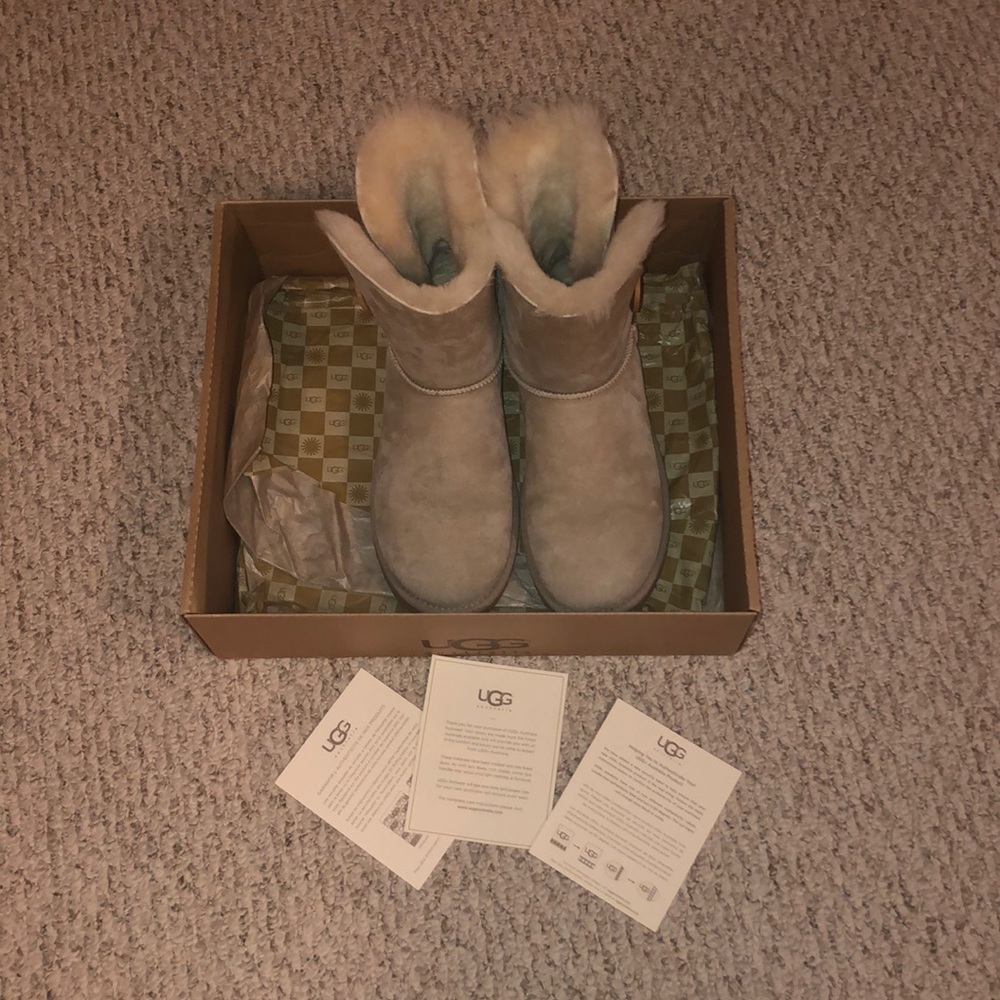 Light tan ugg boots in excellent condition
